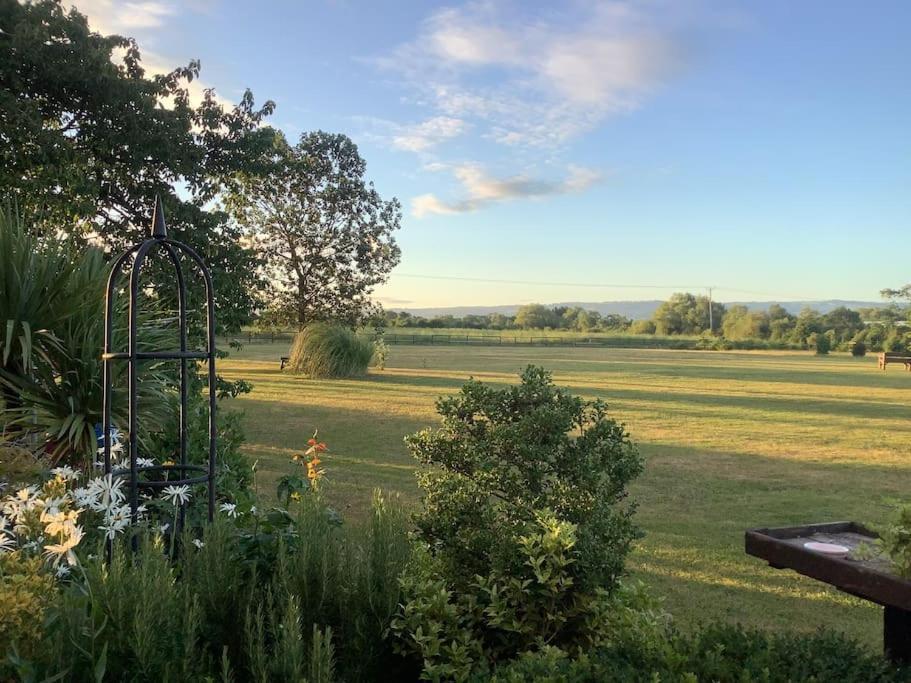 Cotswold Edge Guest Suite With Broadway Hill View Badsey Extérieur photo
